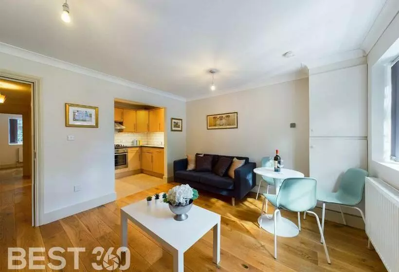 Redhill Town Centre Apartment By Livingo