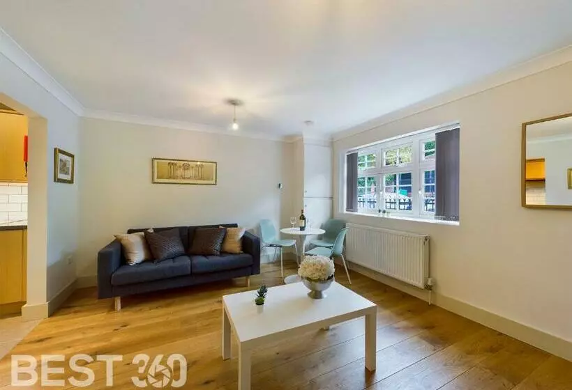 Redhill Town Centre Apartment By Livingo