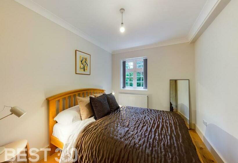 Redhill Town Centre Apartment By Livingo