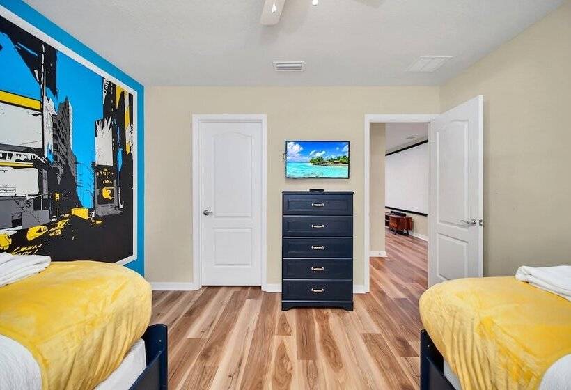 Modern And Colorful Home! Spiderman, Princess And Mickey Themed Rooms & Perfect Movie/game Room!