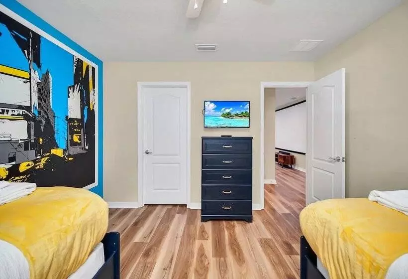 Modern And Colorful Home! Spiderman, Princess And Mickey Themed Rooms & Perfect Movie/game Room!