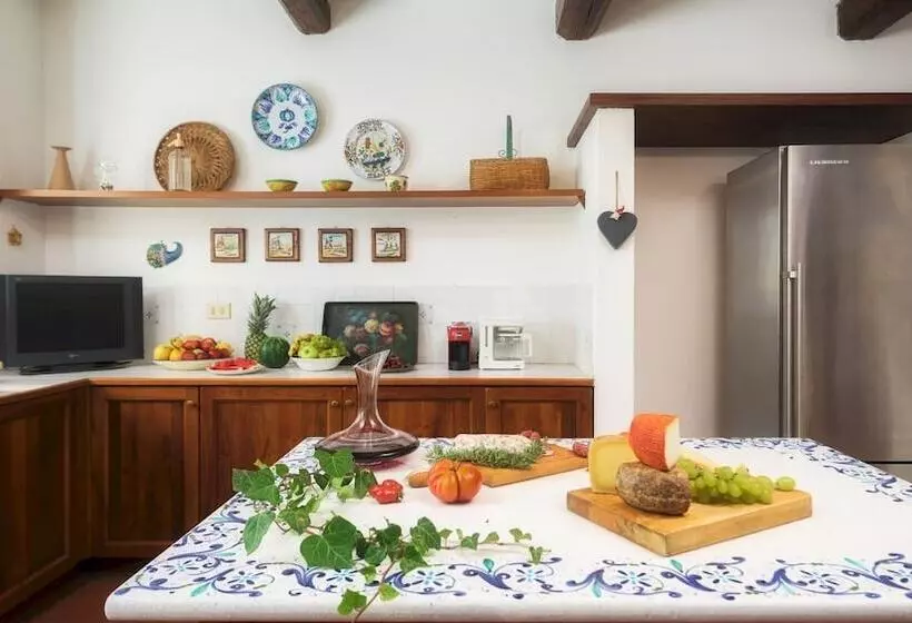 La Panoramica 8, Emma Villas