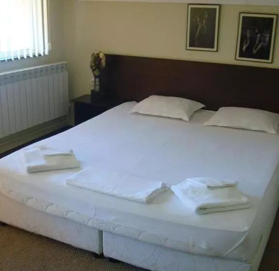 ペンション Guest House Lazur