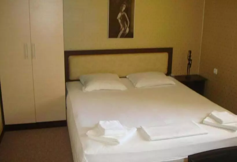 ペンション Guest House Lazur