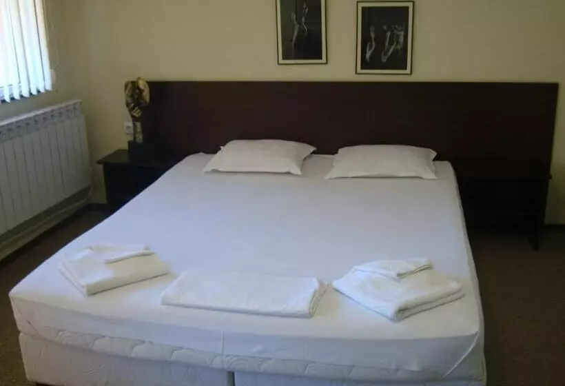 ペンション Guest House Lazur