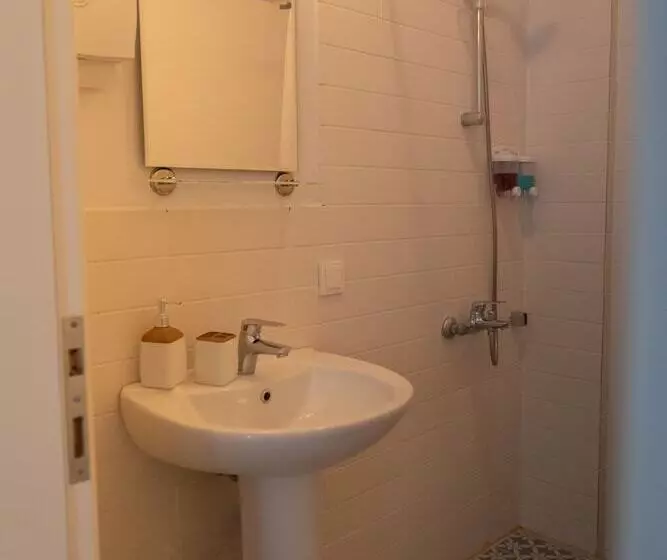 تختخواب و صبحانه Nil House Ayvalık 1