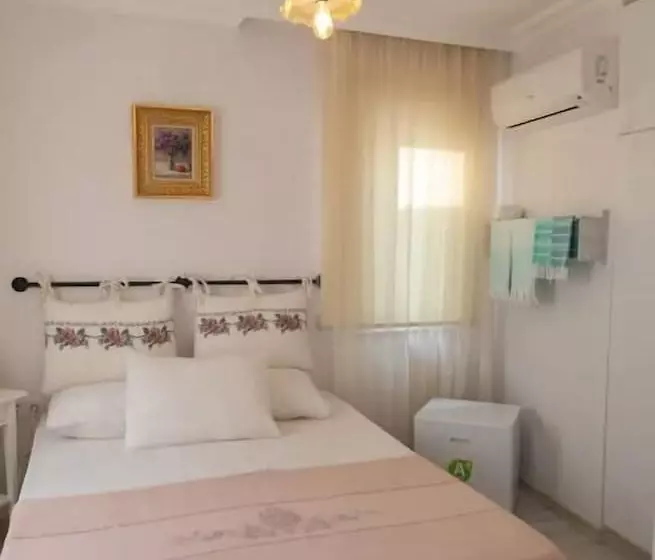 تختخواب و صبحانه Nil House Ayvalık 1