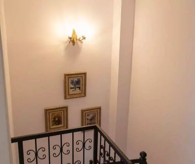 تختخواب و صبحانه Nil House Ayvalık 1