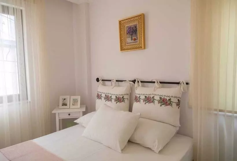 تختخواب و صبحانه Nil House Ayvalık 1