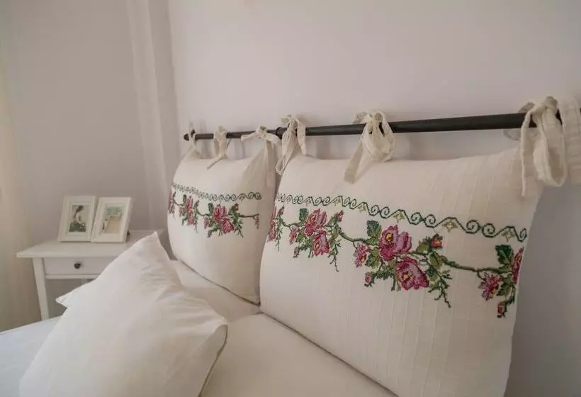 تختخواب و صبحانه Nil House Ayvalık 1
