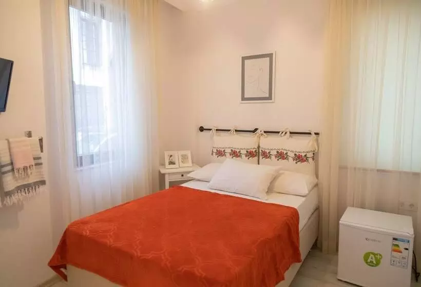 تختخواب و صبحانه Nil House Ayvalık 1