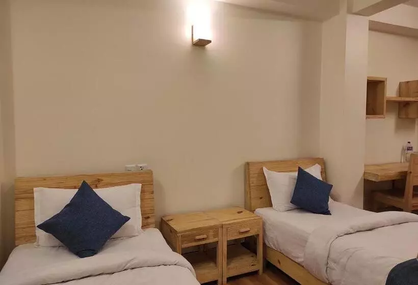 پانسیون Awale House