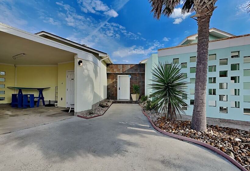 Mustang Isle Beach Bungalow 2