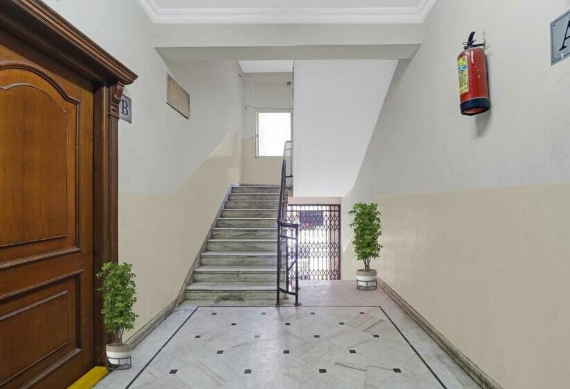 فندق Capital O Samrat Palace Near Nampally Station