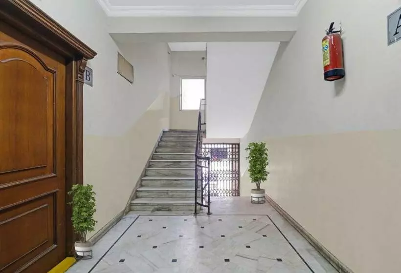 ホテル Capital O Samrat Palace Near Nampally Station
