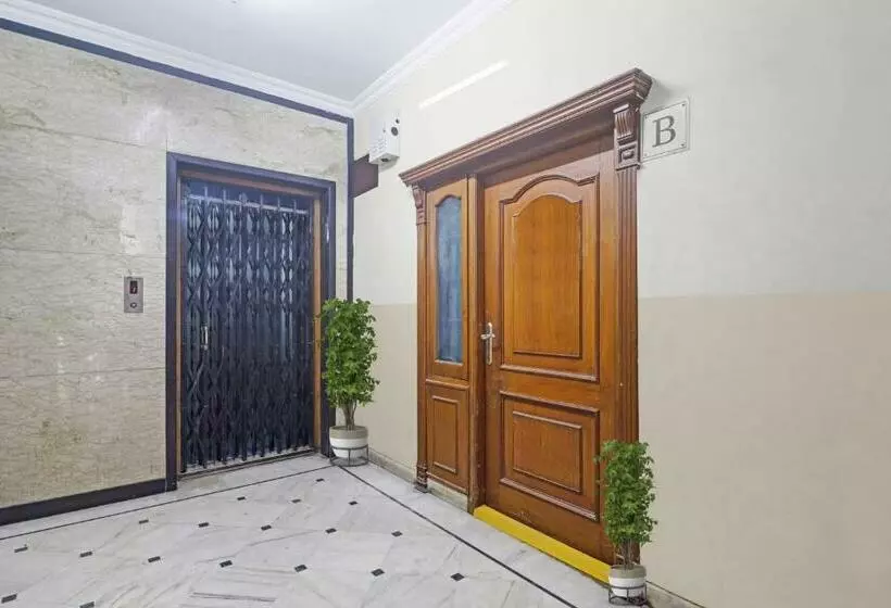 ホテル Capital O Samrat Palace Near Nampally Station