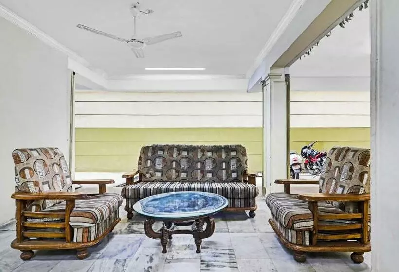 ホテル Capital O Samrat Palace Near Nampally Station