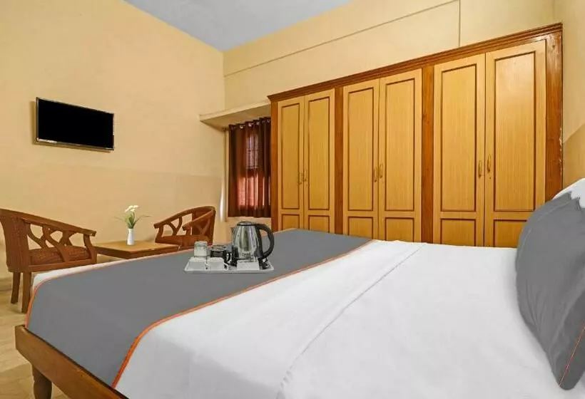 ホテル Capital O Samrat Palace Near Nampally Station