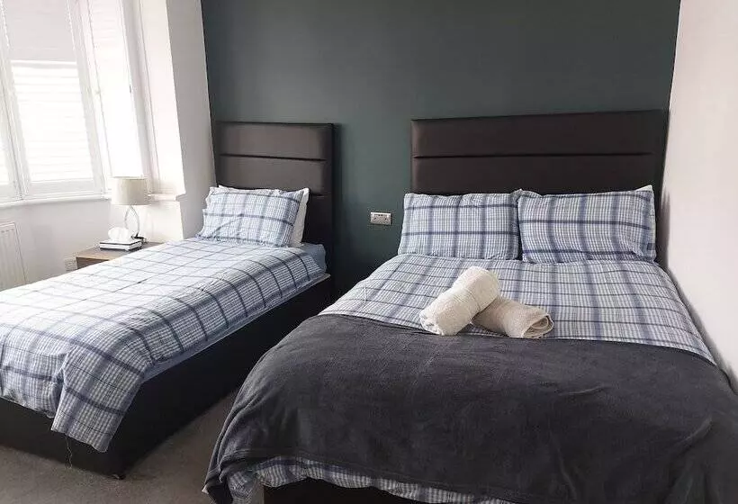 Majatalo Room In Guest Room   Apple House Wembley   Family Room With Shared Bathroom