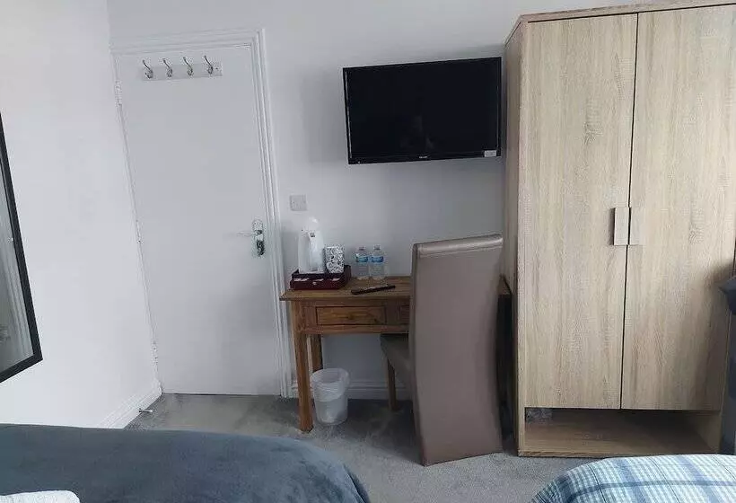 Majatalo Room In Guest Room   Apple House Wembley   Family Room With Shared Bathroom