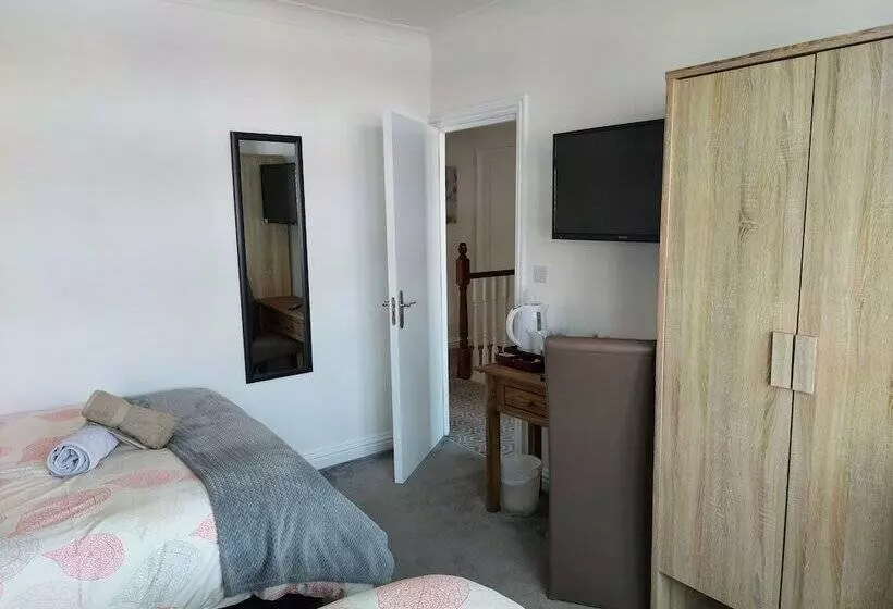 Majatalo Room In Guest Room   Apple House Wembley   Family Room With Shared Bathroom