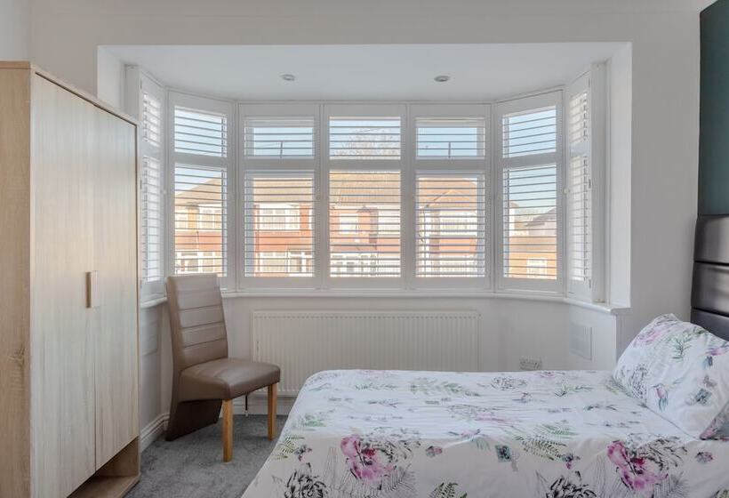 펜션 Room In Guest Room   Apple House Wembley   Family Room With Shared Bathroom