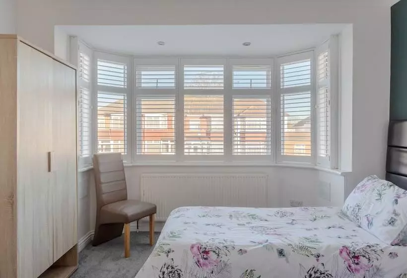 Majatalo Room In Guest Room   Apple House Wembley   Family Room With Shared Bathroom