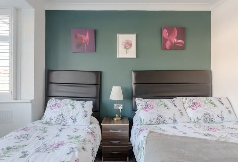 펜션 Room In Guest Room   Apple House Wembley   Family Room With Shared Bathroom