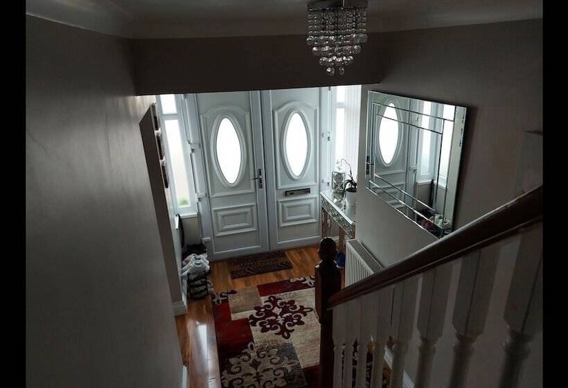 펜션 Room In Guest Room   Apple House Wembley   Family Room With Shared Bathroom