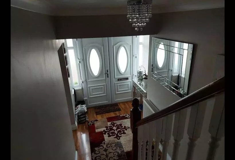 Majatalo Room In Guest Room   Apple House Wembley   Family Room With Shared Bathroom