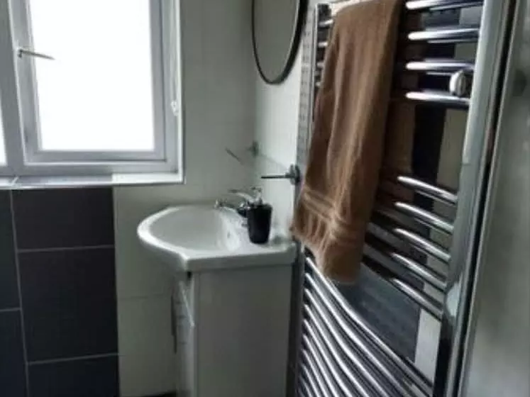 Majatalo Room In Guest Room   Apple House Wembley   Family Room With Shared Bathroom