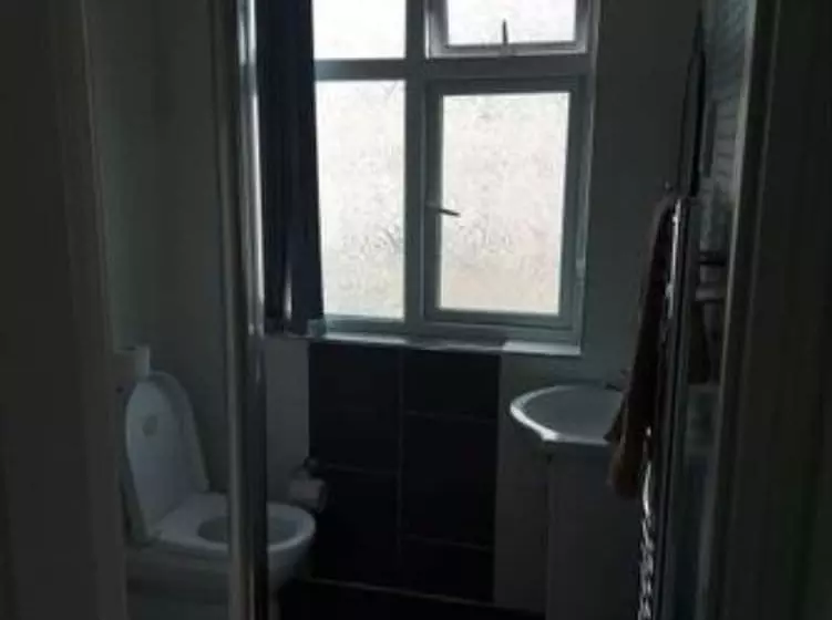 Majatalo Room In Guest Room   Apple House Wembley   Family Room With Shared Bathroom