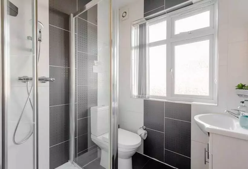 Majatalo Room In Guest Room   Apple House Wembley   Family Room With Shared Bathroom