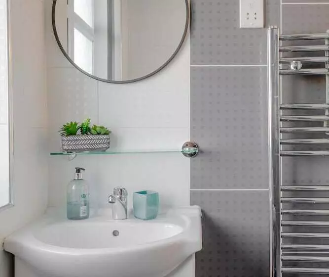 Majatalo Room In Guest Room   Apple House Wembley   Family Room With Shared Bathroom