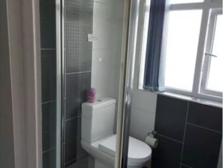 Majatalo Room In Guest Room   Apple House Wembley   Family Room With Shared Bathroom