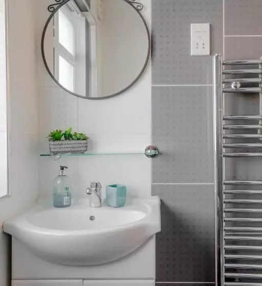 Majatalo Room In Guest Room   Apple House Wembley   Family Room With Shared Bathroom