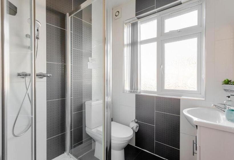 펜션 Room In Guest Room   Apple House Wembley   Family Room With Shared Bathroom