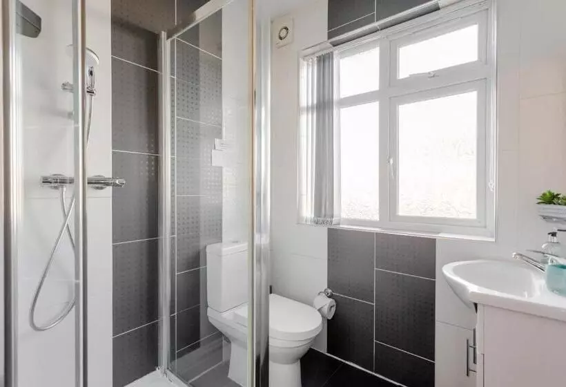 Majatalo Room In Guest Room   Apple House Wembley   Family Room With Shared Bathroom