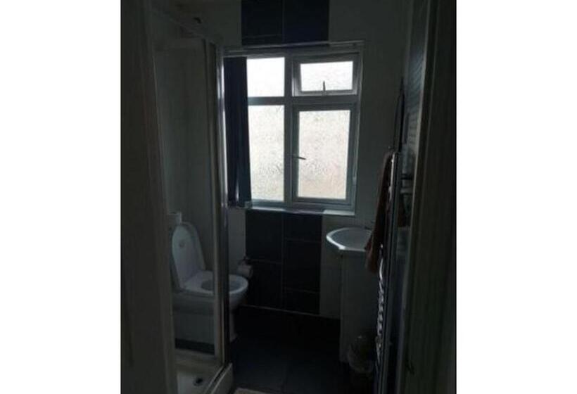 펜션 Room In Guest Room   Apple House Wembley   Family Room With Shared Bathroom