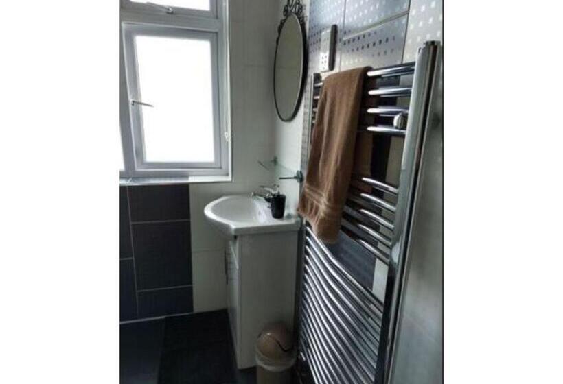 펜션 Room In Guest Room   Apple House Wembley   Family Room With Shared Bathroom