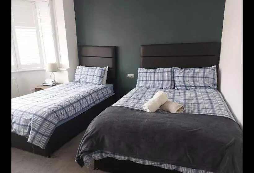 Majatalo Room In Guest Room   Apple House Wembley   Family Room With Shared Bathroom