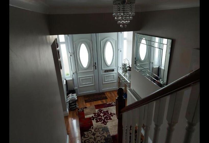 펜션 Room In Guest Room   Apple House Wembley   Family Room With Shared Bathroom