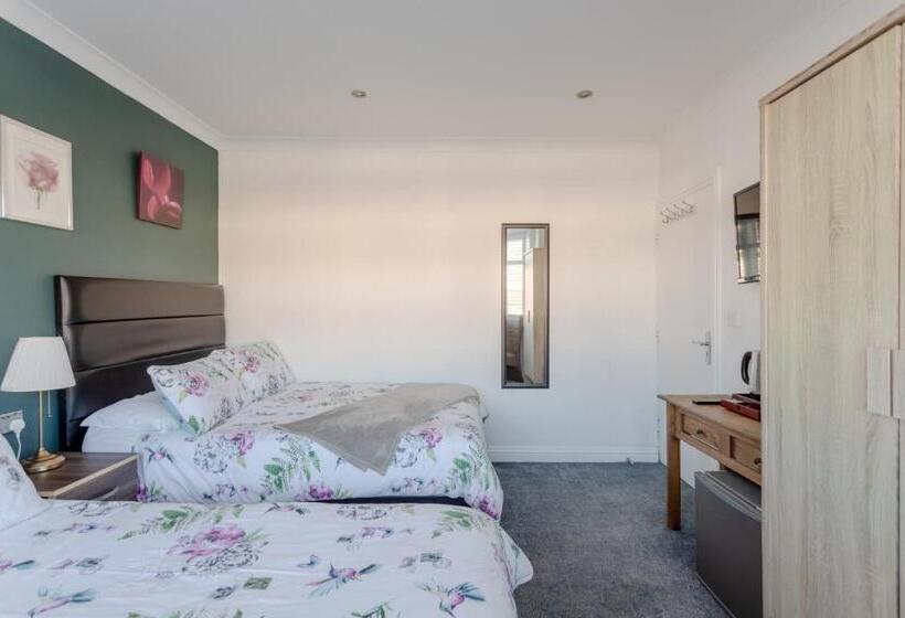 펜션 Room In Guest Room   Apple House Wembley   Family Room With Shared Bathroom