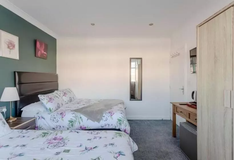 Majatalo Room In Guest Room   Apple House Wembley   Family Room With Shared Bathroom