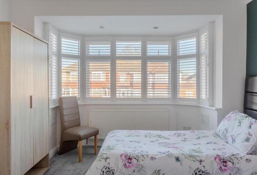 펜션 Room In Guest Room   Apple House Wembley   Family Room With Shared Bathroom