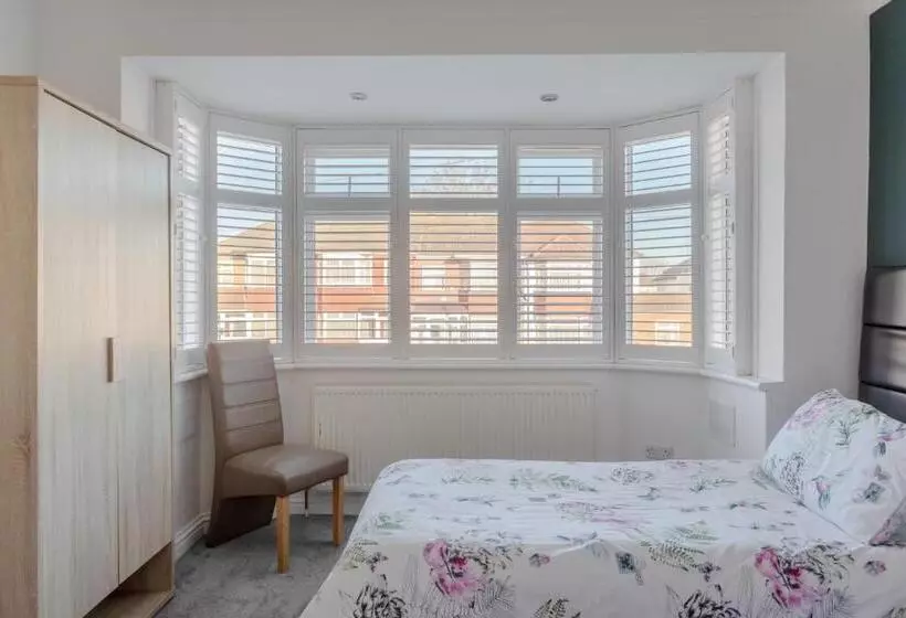 Majatalo Room In Guest Room   Apple House Wembley   Family Room With Shared Bathroom