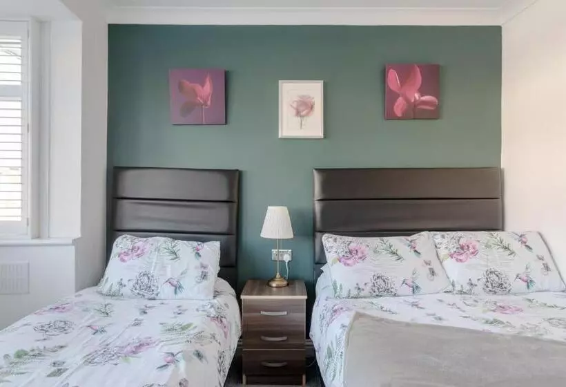 Majatalo Room In Guest Room   Apple House Wembley   Family Room With Shared Bathroom