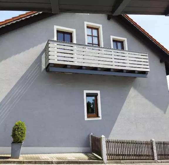 Aussergewöhnliche Atelierferienwohnung Mit Balkon An Der Donau