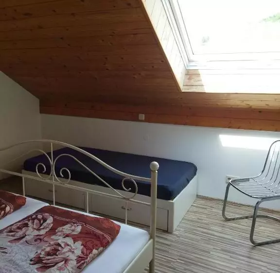 Aussergewöhnliche Atelierferienwohnung Mit Balkon An Der Donau