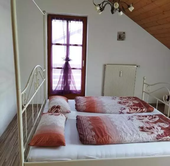 Aussergewöhnliche Atelierferienwohnung Mit Balkon An Der Donau